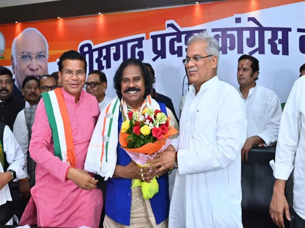 नंदकुमार कांग्रेस में शामिल, बोले-अटल जी को फॉलो करता हूं:PCC चीफ मरकाम ने दिलाई सदस्यता; भूपेश बघेल ने कहा- सच्चे आदिवासी नेता हैं साय