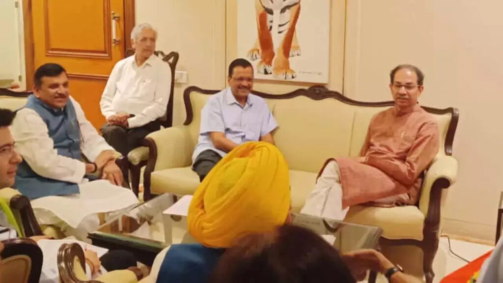 केंद्र के अध्यादेश के खिलाफ उद्धव से मिलने पहुंचे केजरीवाल