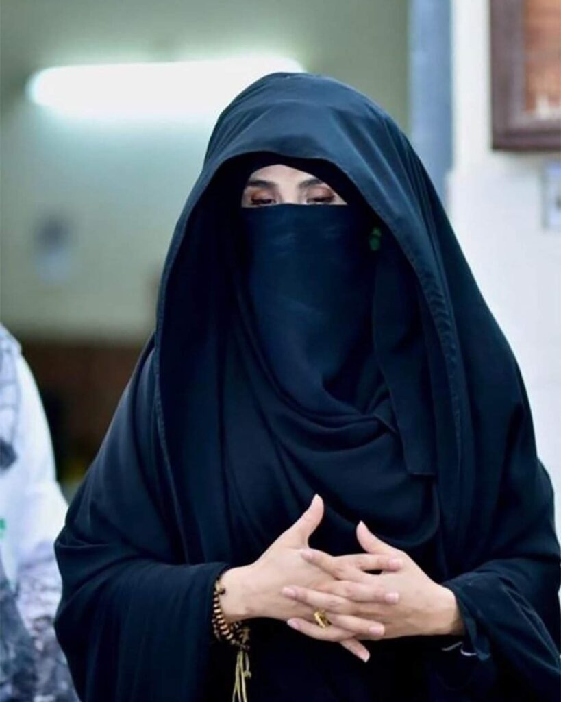इमरान की पत्नी बुशरा बीबी से पूछताछ आज:एक दिन पहले तमाम केसेज में प्रोटेक्शन बेल मांगी; 60 अरब रुपए के घोटाले में आरोपी हैं