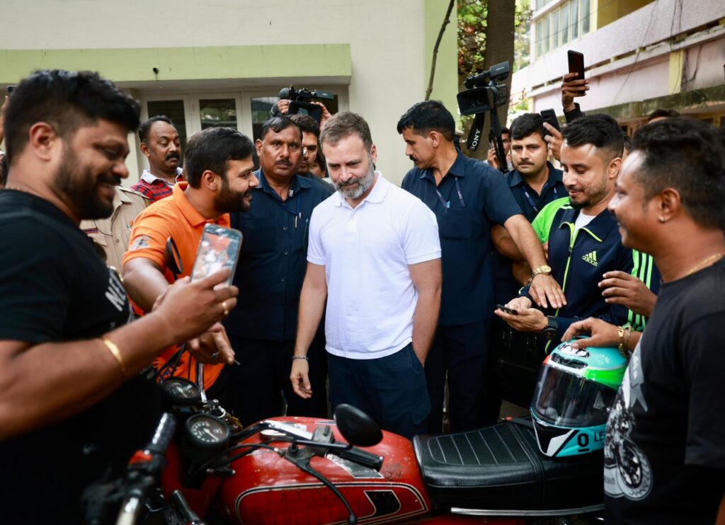 राहुल गांधी ने की बाइक रिपेयरिंग !! देखिये फोटो दिल्ली के मैकेनिक की शॉप पर राहुल गांधी