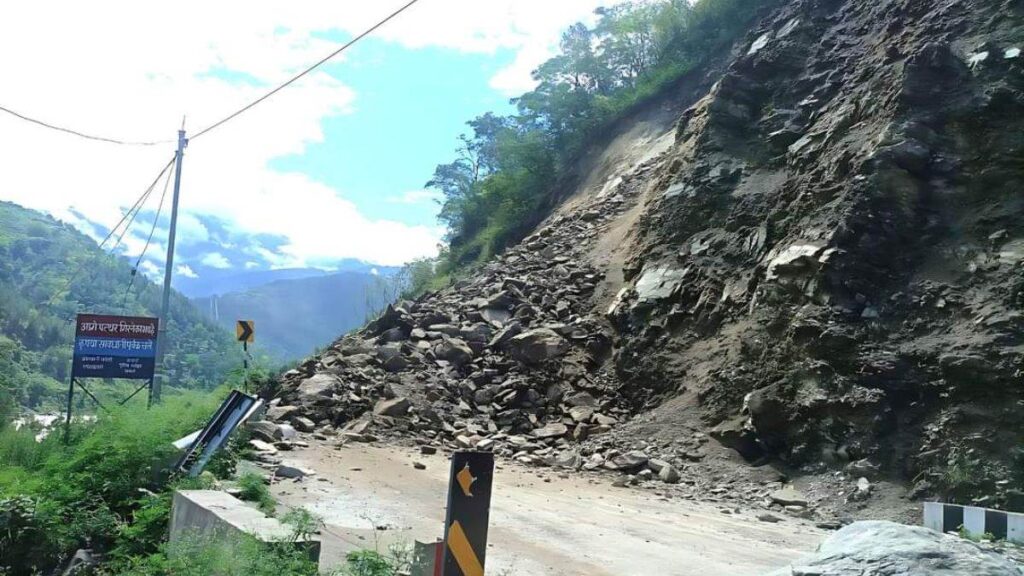 बदरीनाथ नेशनल हाईवे फिर बंद, छिनका में टूटा पहाड़