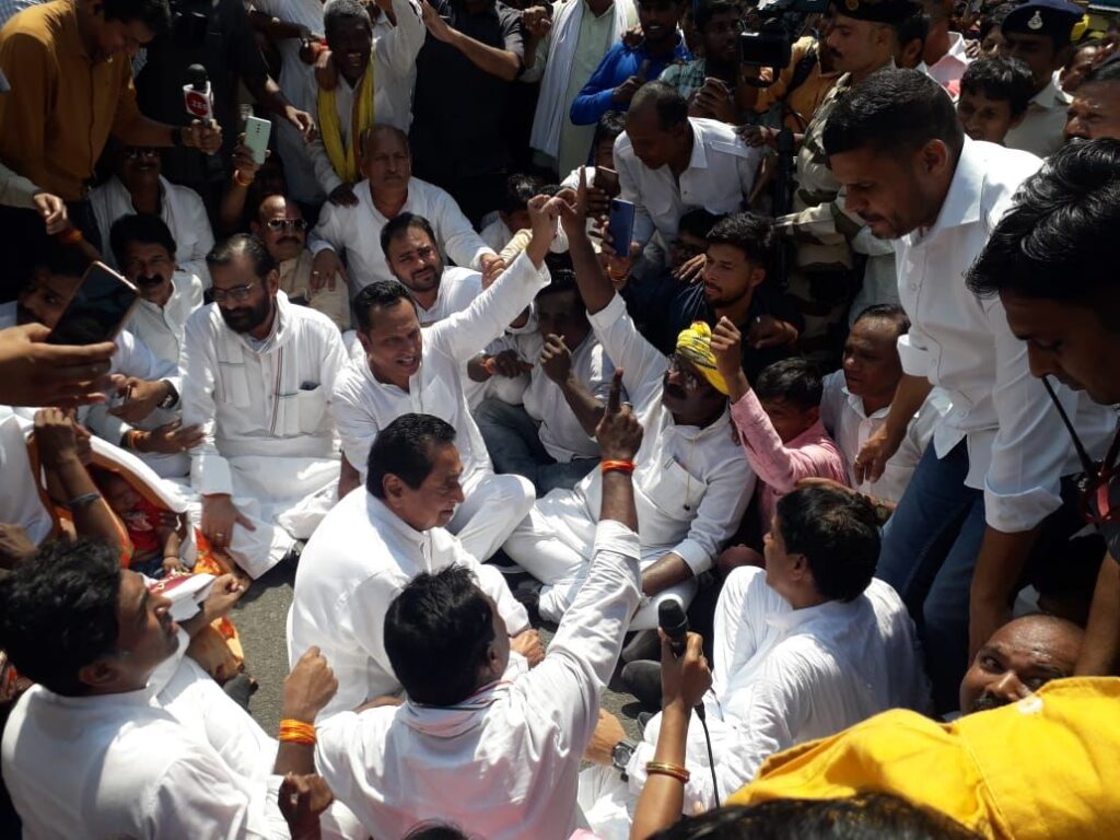 आदिवासी विधायकों के साथ राज्यपाल से मिले कमलनाथ