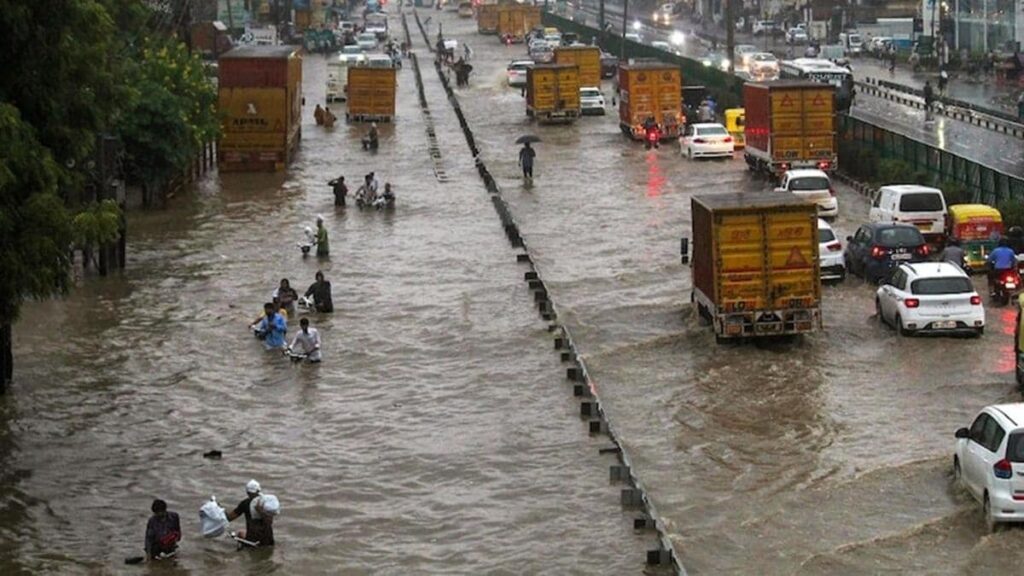 दिल्ली-NCR में मॉनसून दिखाने लगा रौद्र रूप, सुबह से ही कई इलाकों में जोरदार बारिश, ट्रैफिक जाम
