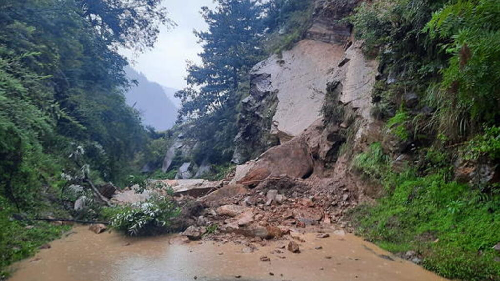 उत्तराखंड में लैंडस्लाइड से 3 लोगों की मौत, 17 लापता, उत्तरकाशी में गंगोत्री हाईवे धंसा