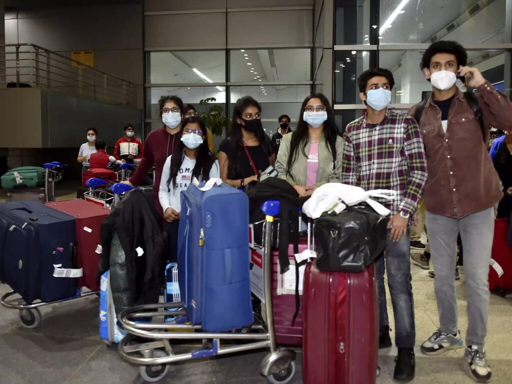 अमेरिका ने एक दिन में 21 भारतीय छात्र वापस भेजे