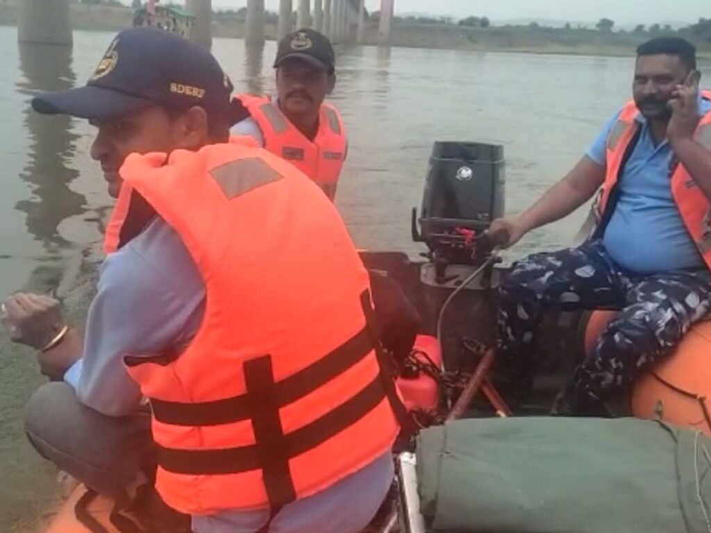 बड़वानी के समीप नर्मदा में कूदा शख्स