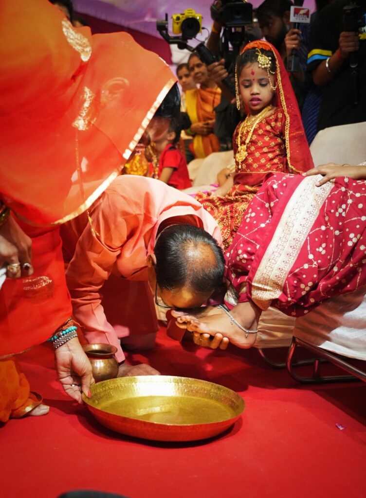 CM शिवराज ने कन्याओं से लिया जीत का वरदान