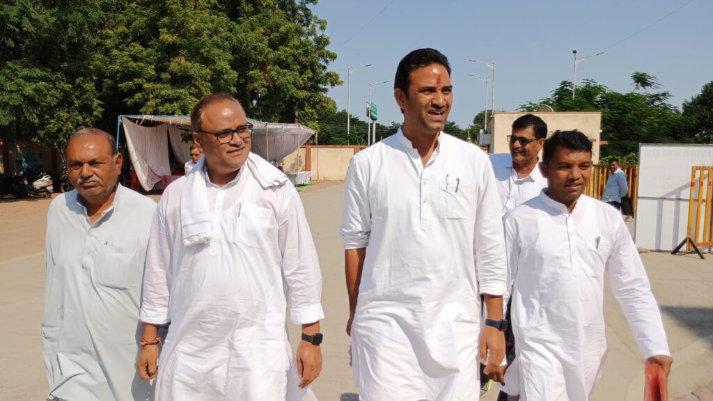 अरुण यादव की मौजूदगी में सचिन यादव ने भरा नामांकन