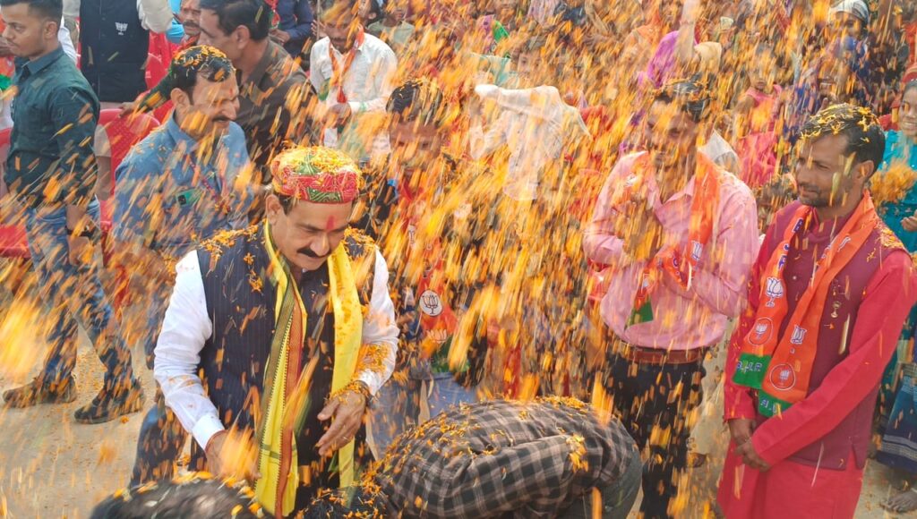 दतिया में फूलों की वर्षा के बीच गूंजे नरोत्तम मिश्रा जिंदाबाद के नारे