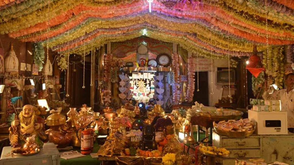 रतलाम में 200 करोड़ नगदी और आभूषण से सजा लक्ष्मी मंदिर