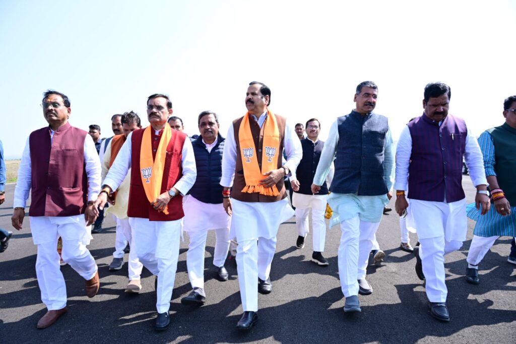 पीएम मोदी के जनजातीय सम्मेलन में आगमन की तैयारियां तेज सम्मेलन में कई कार्यकर्ता मौजूद