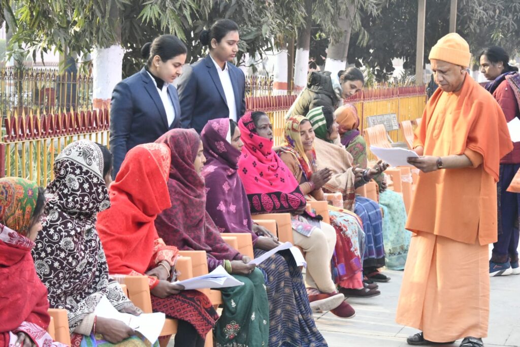 मुख्यमंत्री योगी आदित्यनाथ ने गोरखनाथ मंदिर प्रांगण में लगाया जनता दरबार