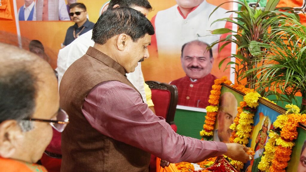 मुख्यमंत्री डॉ मोहन यादव ने हिंदी भवन में बूथ क्रमांक 111 की कार्यशाला का शुभारंभ किया